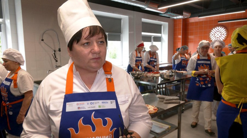 Навчають готувати вішисуаз, рибу під соусом бешамель та бланманже: як працює на Чернігівщині "Кулінарний хаб"