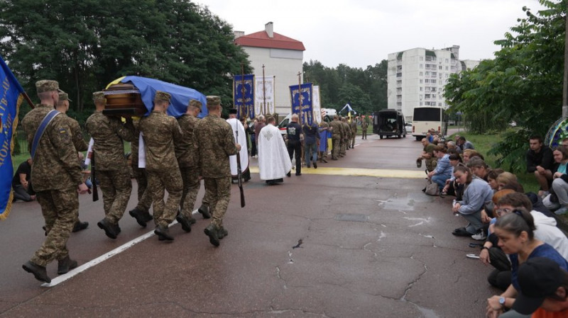 Загинув в авіакатастрофі, коли везли на обмін: у Славутичі прощалися з нацгвардійцем Іваном Роєм