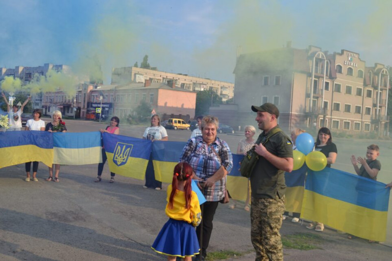 Додому на Чернігівщину після року і десяти місяців полону повернувся воїн (Фото)
