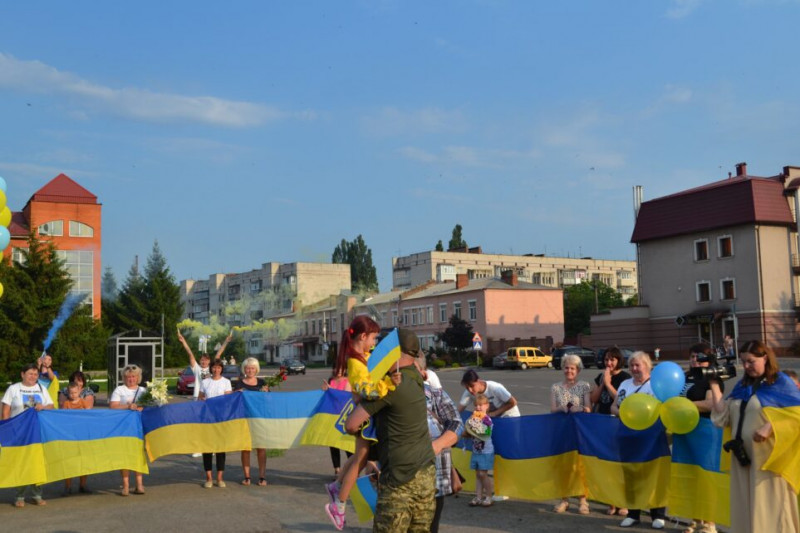 Додому на Чернігівщину після року і десяти місяців полону повернувся воїн (Фото)