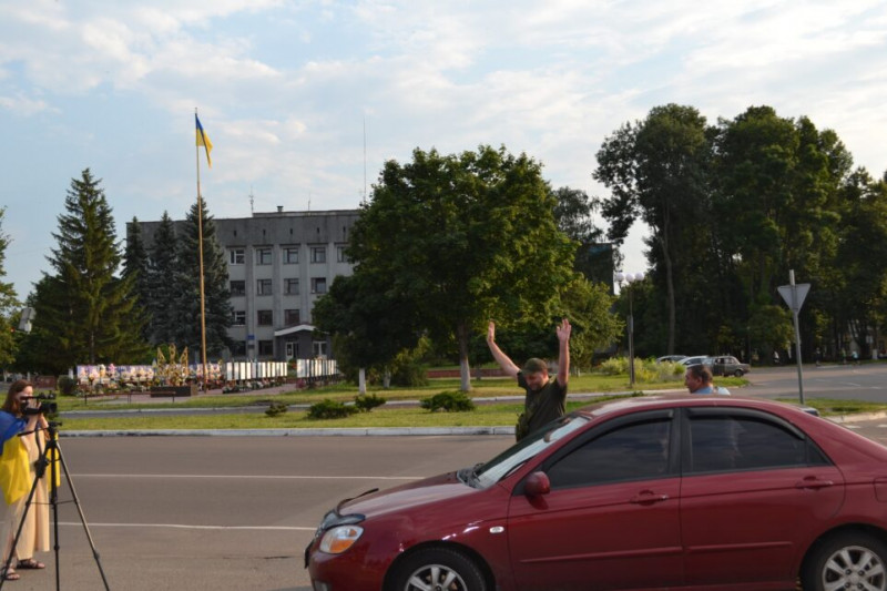 Додому на Чернігівщину після року і десяти місяців полону повернувся воїн (Фото)