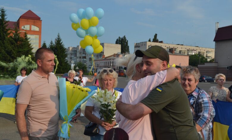 Додому на Чернігівщину після року і десяти місяців полону повернувся воїн (Фото)
