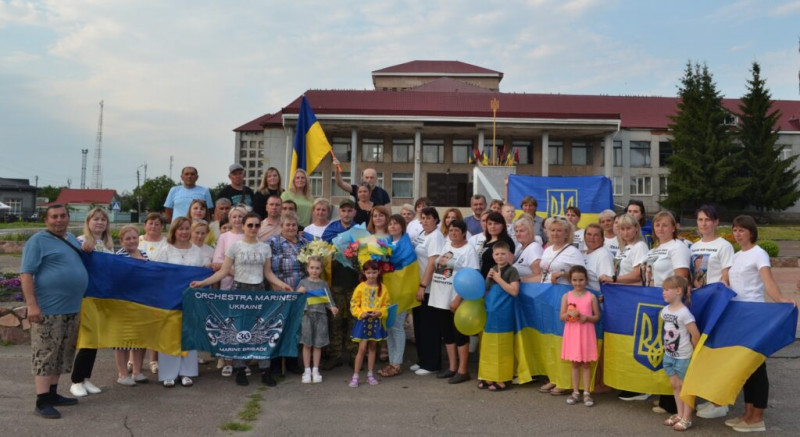 Додому на Чернігівщину після року і десяти місяців полону повернувся воїн (Фото)