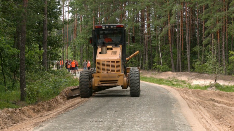 "Покращить сполучення між населеними пунктами": на Чернігівщині за понад два млн грн реконструюють лісову дорогу
