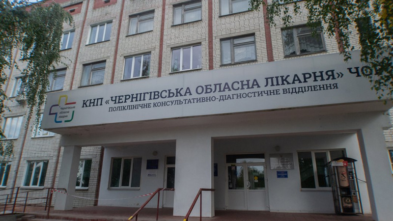 Перебуває на ШВЛ: тракториста, який зазнав поранень на прикордонні Чернігівщини, доставили до обласної лікарні