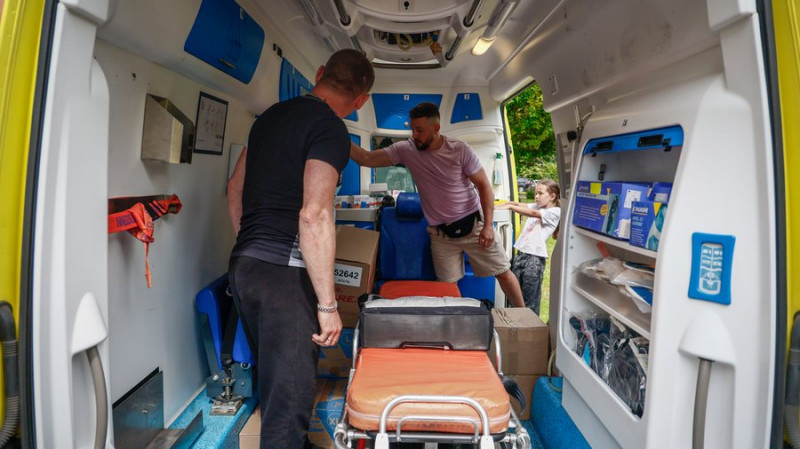 Допомога від монаха-пивовара: чернігівські військові отримали авто швидкої допомоги та фургон для гуманітарних вантажів