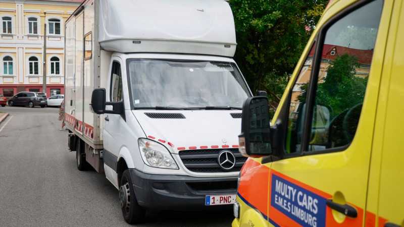 Допомога від монаха-пивовара: чернігівські військові отримали авто швидкої допомоги та фургон для гуманітарних вантажів