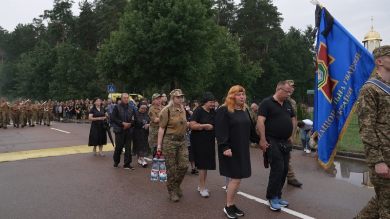Загинув в авіакатастрофі, коли везли на обмін: у Славутичі прощалися з нацгвардійцем Іваном Роєм