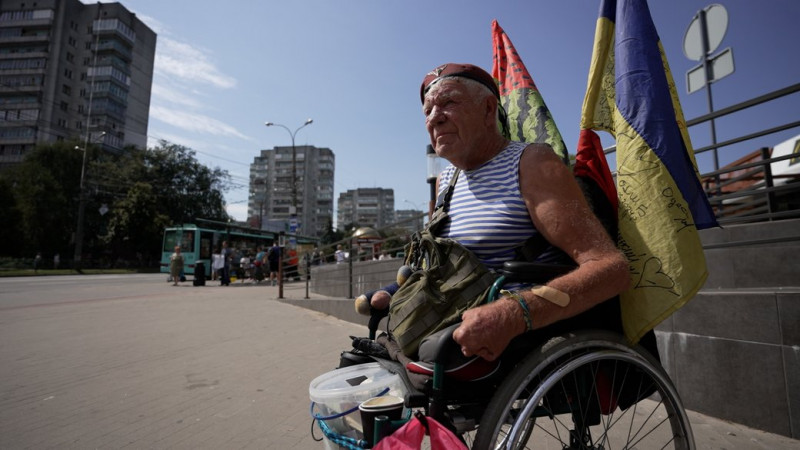 Велосипедом через всю Україну: до Прилук вдруге приїхав 65-річний волонтер, який збирає гроші на ЗСУ