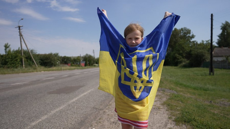 Виходить з прапором у руках: як 8-річна дівчинка на прикордонні Чернігівщини зустрічає звільнених із полону захисників