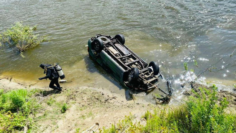 З Десни на Чернігівщині підняли автомобіль із тілом чоловіка, який зник 28 червня
