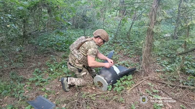 Вибухотехніки поліції виявили бойову частину російського БпЛА, який Сили оборони збили в Чернігівському районі