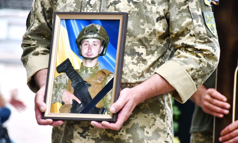 Майже рік вважався безвісти зниклим: Ніжин попрощався зі своїм Захисником