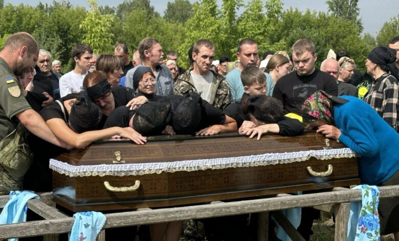 Менська громада попрощалася з Воїном Євгенієм Ковалем