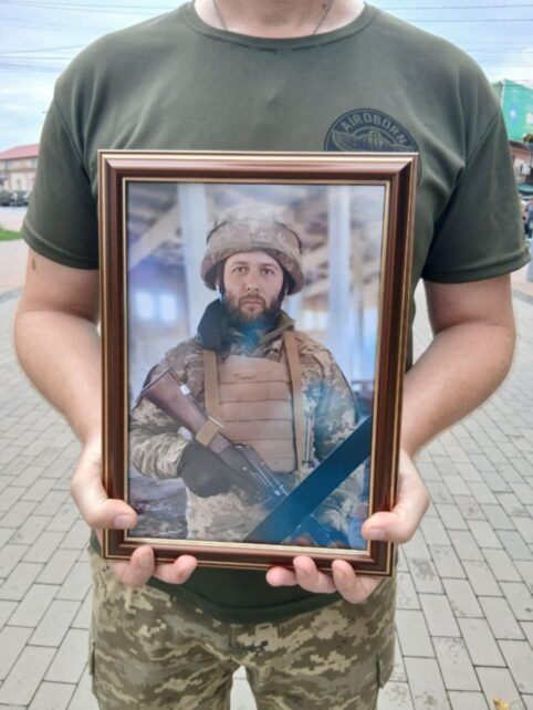 На Чернігівщині попрощалися із захисником, який помер від тяжких поранень у лікарні