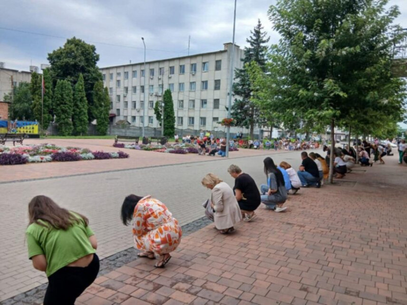 На Чернігівщині попрощалися із захисником, який помер від тяжких поранень у лікарні