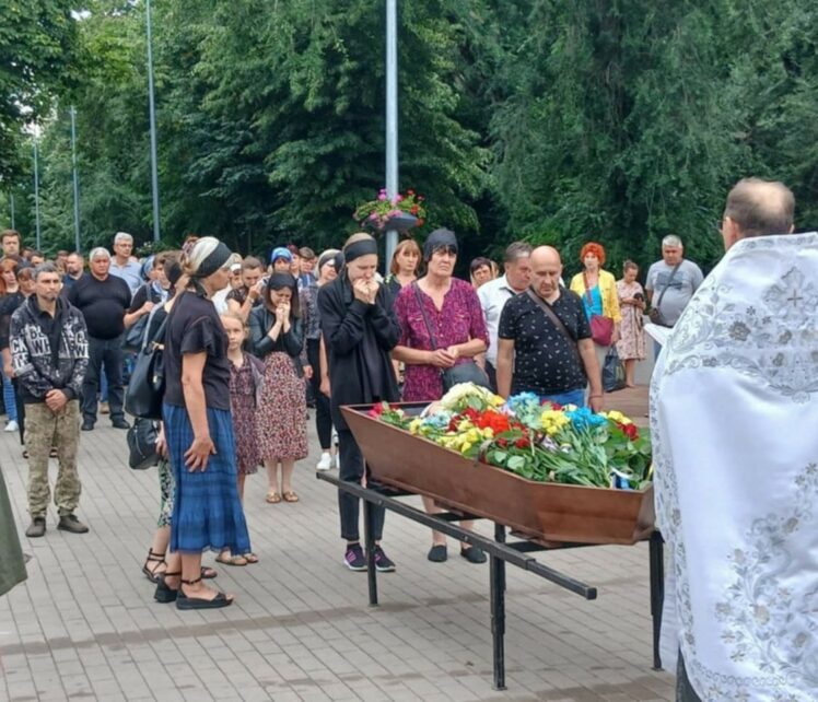 На Чернігівщині попрощалися із захисником, який помер від тяжких поранень у лікарні