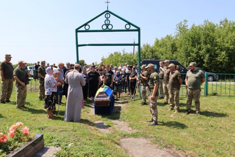 На Чернігівщині попрощалися з воїном, який понад рік вважався зниклим безвісти