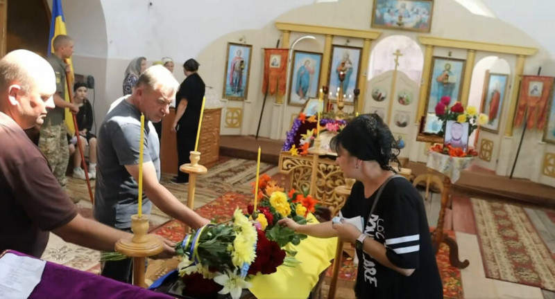 На Чернігівщині провели в останню путь воїна
