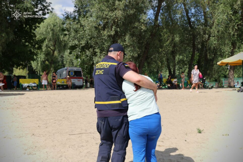 Потонула на очах у відпочивальників: подробиці трагедії на пляжі «Золотий берег» у Чернігові (Фото)