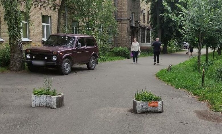 Прибирають бетонні блоки та клумби біля будинків: у Чернігові демонтують 32 незаконні об’єкти (Фото)