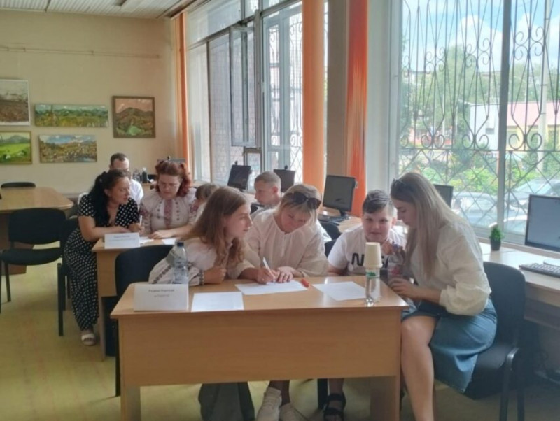 «Родинні посиденьки»: на Чернігівщині визначили родину, яка читає найбільше
