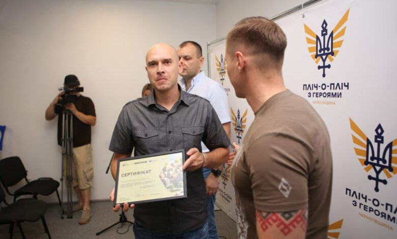 Тяжкопоранений воїн з Чернігівщини отримав сертифікат на квартиру