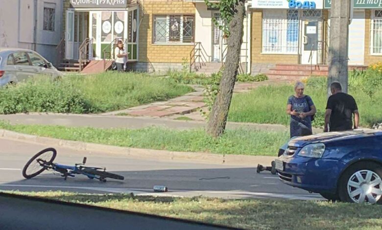 У Чернігові автомобіль збив хлопчика-велосипедиста: подробиці з місця події (Фотофакт)