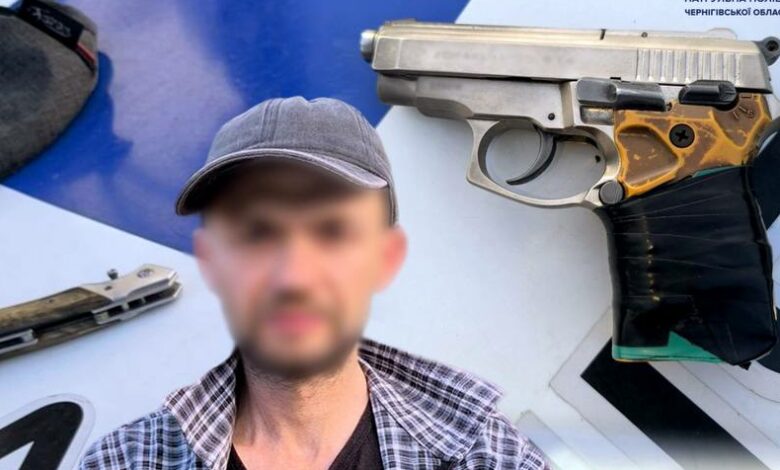 У Чернігові чоловік розгулював із пістолетом