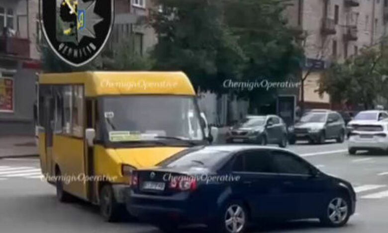 У Чернігові сталася ДТП за участю маршрутки (Фотофакт)