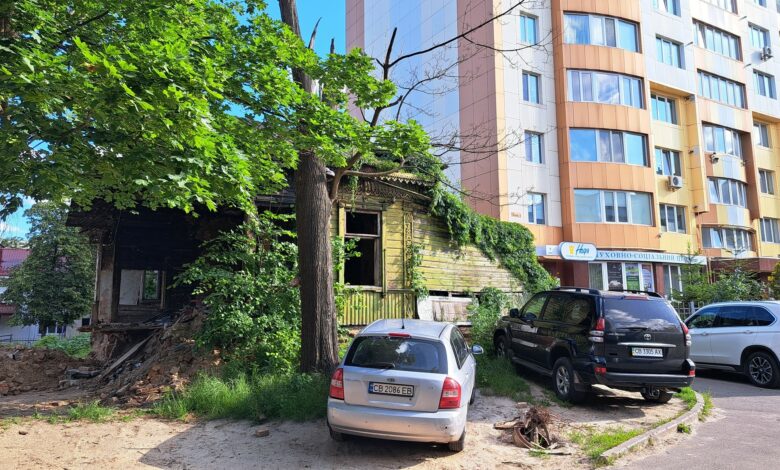 У Чернігові зникає дерев’яна забудова: останні дні будинку на вулиці Гоголя (Фото)