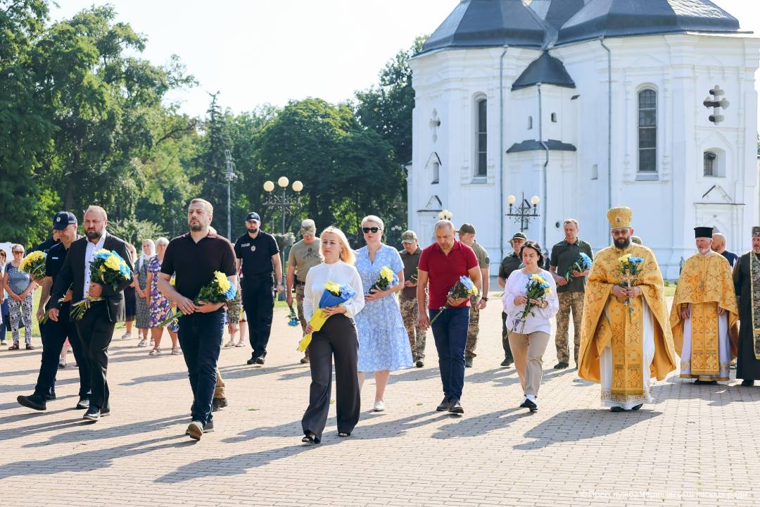 У День Української Державності в Чернігові відбулось покладання квітів до меморіального знаку на честь загиблих Героїв