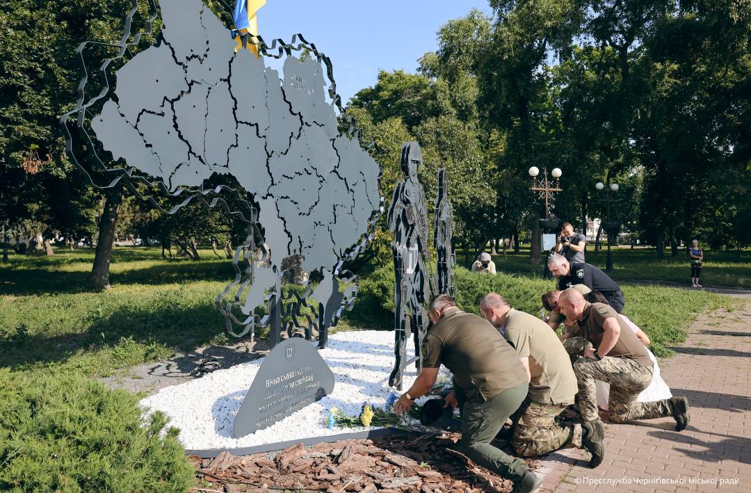 У День Української Державності в Чернігові відбулось покладання квітів до меморіального знаку на честь загиблих Героїв