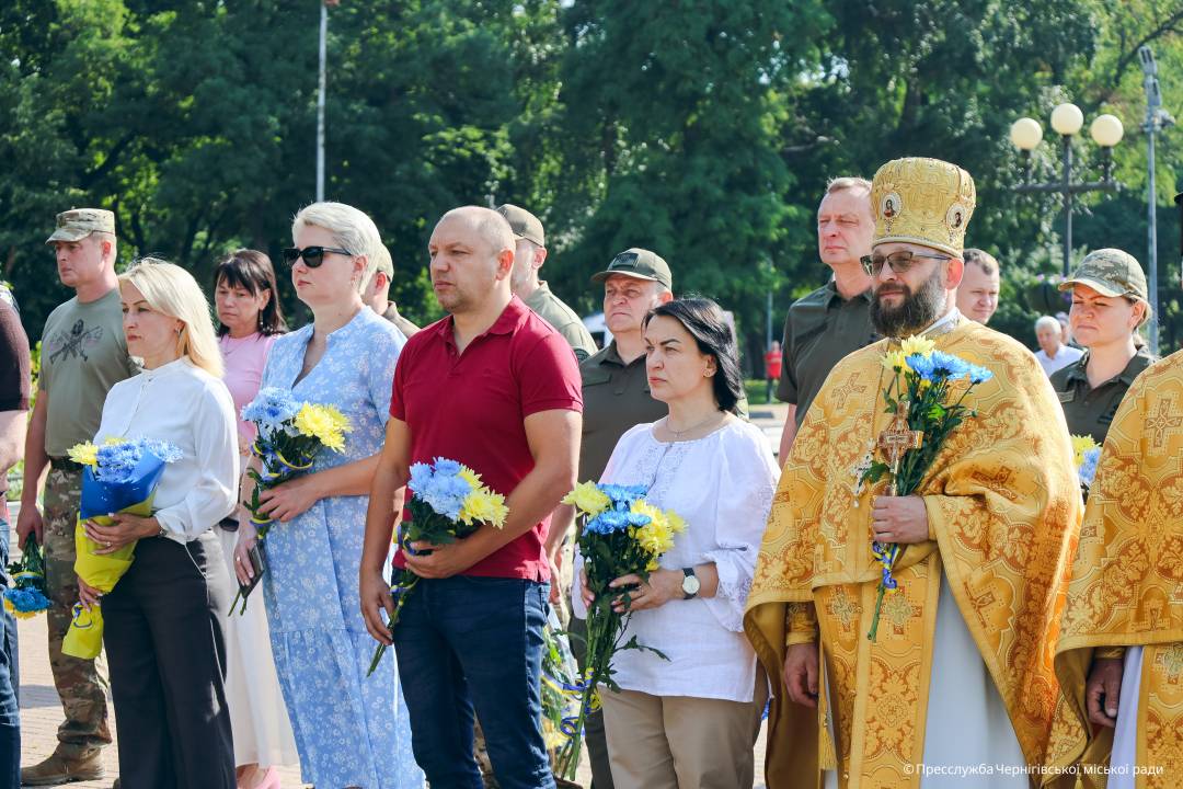 У День Української Державності в Чернігові відбулось покладання квітів до меморіального знаку на честь загиблих Героїв