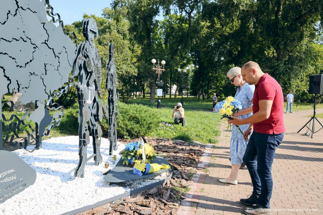 У День Української Державності в Чернігові відбулось покладання квітів до меморіального знаку на честь загиблих Героїв