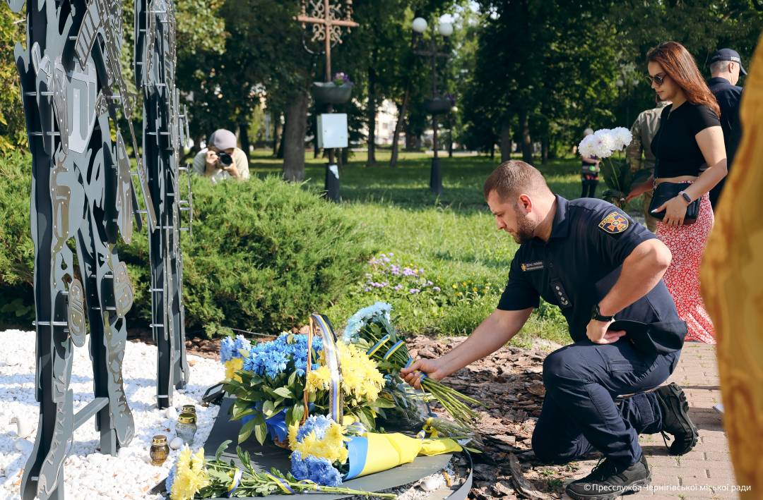 У День Української Державності в Чернігові відбулось покладання квітів до меморіального знаку на честь загиблих Героїв