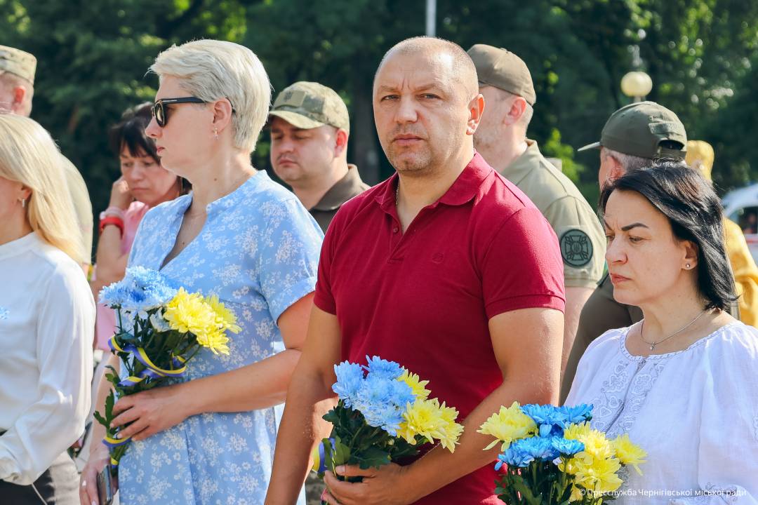 У День Української Державності в Чернігові відбулось покладання квітів до меморіального знаку на честь загиблих Героїв