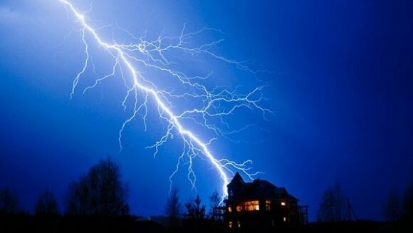 У двох населених пунктах на Чернігівщині  розряд блискавки влучив у житловий будинок і літню кухню