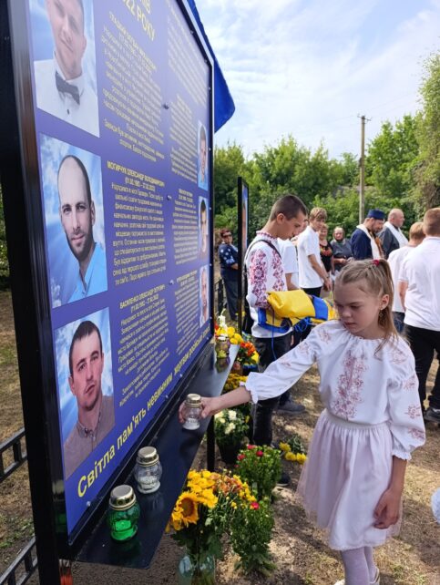 У селі на Чернігівщині відкрили Алею Пам’яті про закатованих у полоні під час окупації села (Фото)