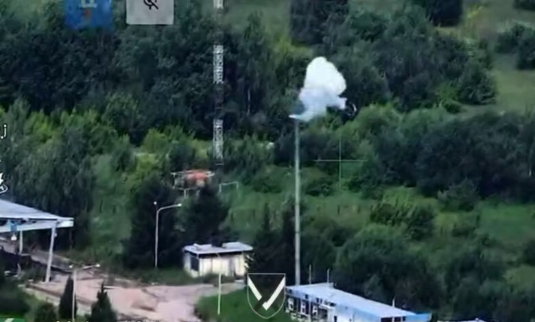 Українські воїни знищили прапор рф, який окупанти встановили на кордоні з Чернігівщиною (Відео)