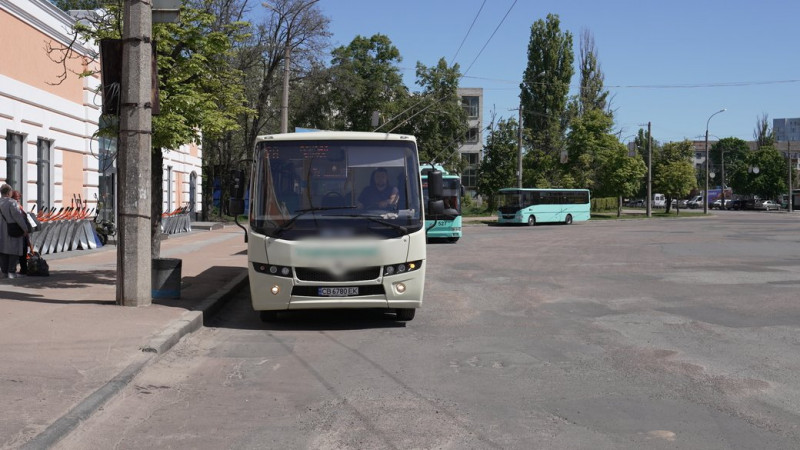 У громадському транспорті Чернігова тимчасово не працює оплата проїзду банківської карткою та телефоном