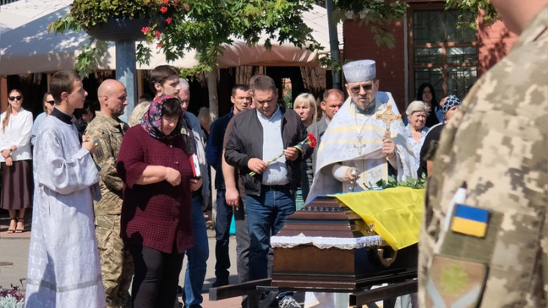 На Чернігівщині попрощалися з трьома захисниками: Олексієм Овдієнком, Михайлом Хрипком та Олександром Гомоляком