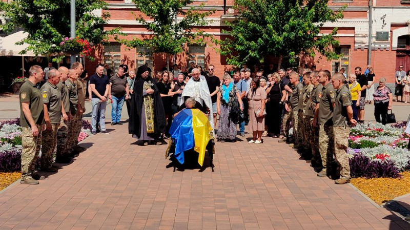 На Чернігівщині попрощалися з військовими Євгенієм Гурбичем та Максимом Кушеваровим