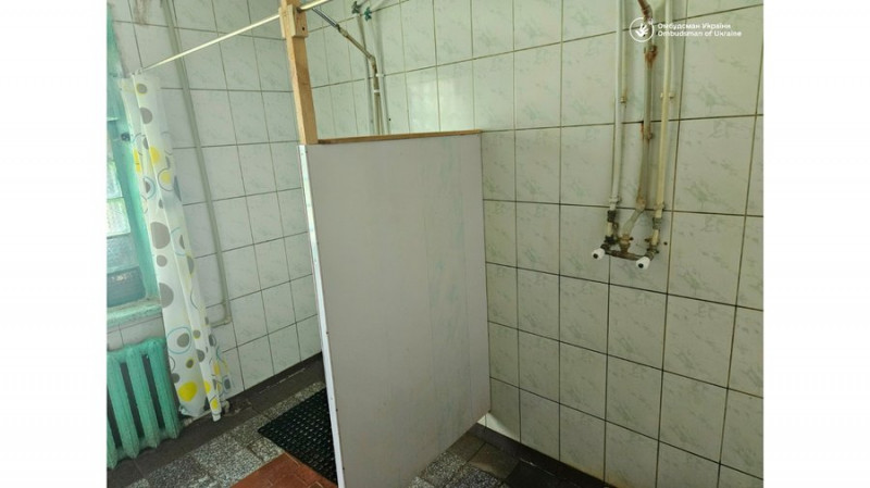Протікає дах, є пліснява та сиплеться штукатурка: в яких умовах проживають ВПО у гуртожитку коледжу, що на Чернігівщині