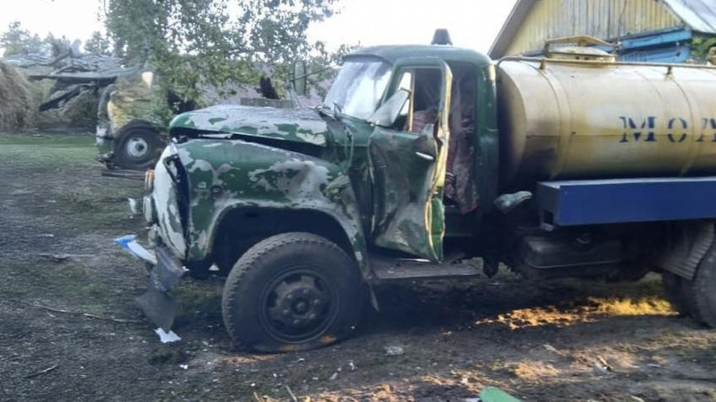 Знищений молоковоз, пошкоджені будинки та цивільний об`єкт: війська РФ дроном атакували село на Чернігівщині