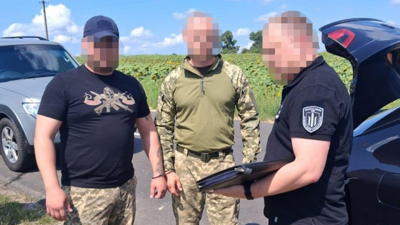 На Чернігівщині ДБР повідомило про підозру військовому, який за гроші хотів вивести мобілізованого з навчального центру