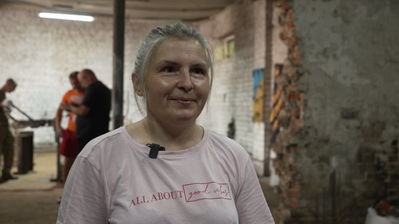 50 тисяч за рік: на Чернігівщині волонтери разом з військовими виготовляють скоби для фронту