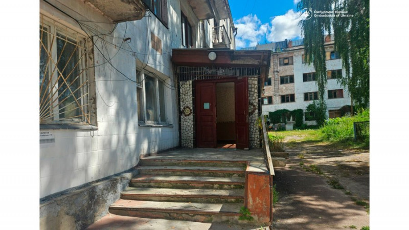 Протікає дах, є пліснява та сиплеться штукатурка: в яких умовах проживають ВПО у гуртожитку коледжу, що на Чернігівщині