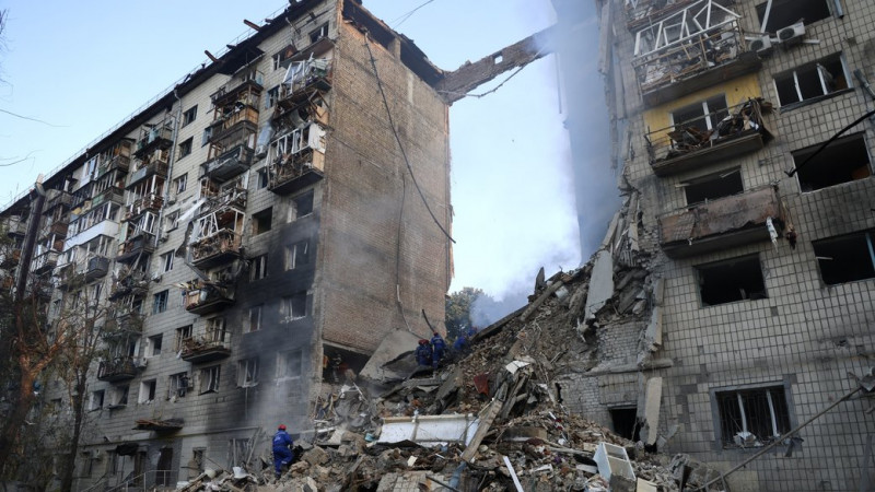 У Чернігові попрощаються з лікарем Романом Москаленком, який загинув через ракетний удар по багатоповерхівці у Києві