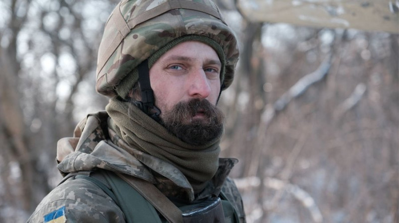 Офіцер Віталій Седюк заявив про погрози від керівництва після допису відео поцілунку з партнером. Що кажуть у бригаді